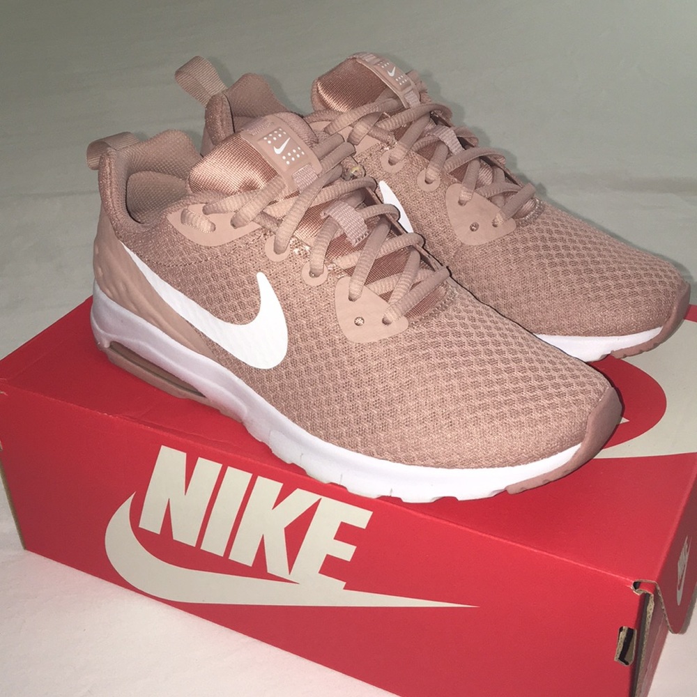 Women’s Nike Air Max Motion LW 8.5 pink white